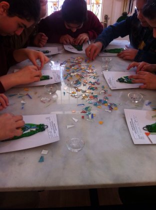 ORTAOKUL ÖĞRENCİLERİ CAM SANATI ETKİNLİĞİNDE